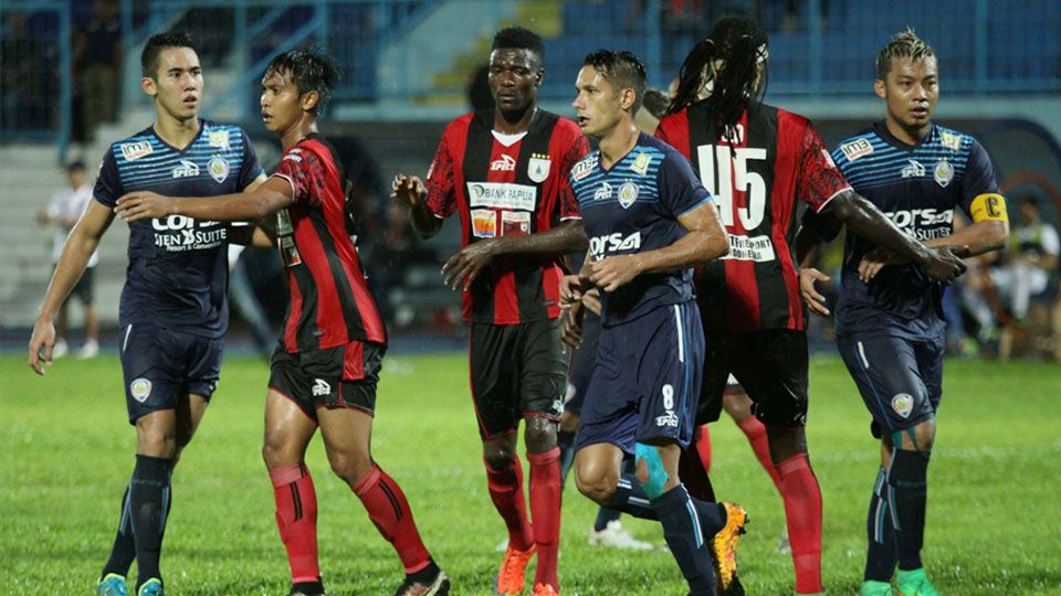 Arema Cronus vs Persipura, duel big match tapi tak ada gol yang tercipta Copyright: &copy; Ian Setiawan/INDOSPORT